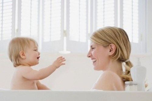 Vô tư thay đồ trước mặt con, bé gái nhận kết thảm