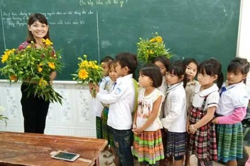 Món quà 20/11 'vô giá' của học sinh nghèo xóm núi
