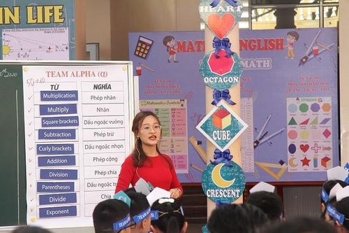 Cô giáo trẻ đổi mới dạy Toán bằng tiếng Anh