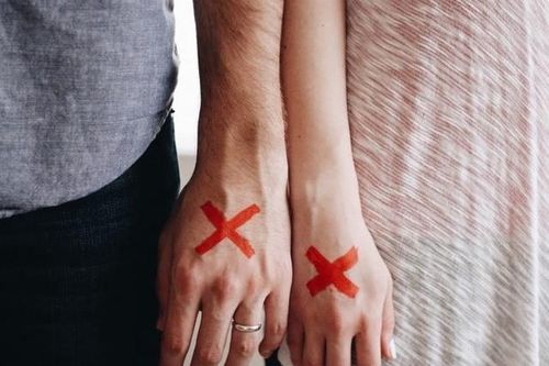 Người phụ nữ tìm cách ly hôn vì chồng quá đẹp, không bao giờ gây gổ với mình
