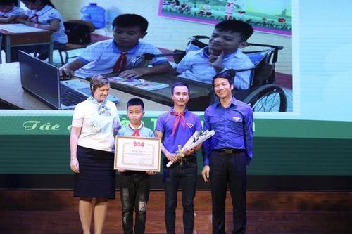 Bức tranh xúc động về tình bạn nhận giải thưởng cuộc thi ảnh Việc tốt vì trẻ em