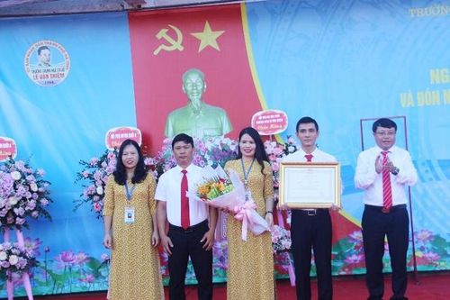 Trường THCS Lê Văn Thiêm (Hà Tĩnh) đón nhận Huân chương Lao động hạng Nhất