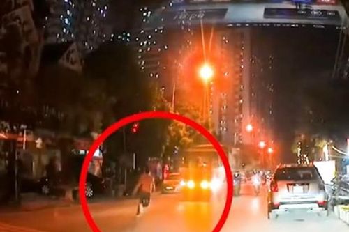 Dân mạng chỉ trích người đàn ông chủ định lao thẳng vào đầu xe tải