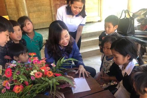 Hoa vẫn nở sau bão lũ
