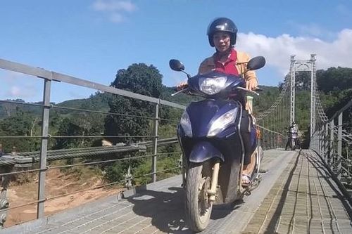 Xúc động giáo viên vượt hàng chục km đường rừng mỗi ngày mang cơm cho học sinh