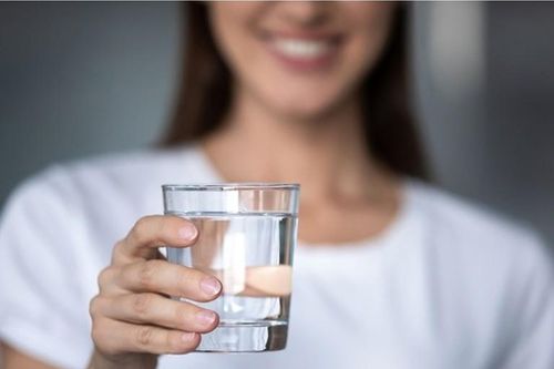Uống nước kiểu này 'phá gan, hại thận', dừng ngay trước khi quá muộn