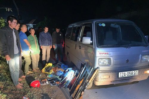 Kiểm tra ô tô, thu giữ 9 khẩu súng cùng nhiều bộ đàm