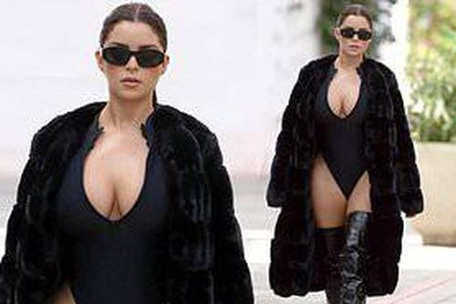 'Nữ hoàng nội y' nước Anh mặc bodysuit khoe 3 vòng 'phồn thực'