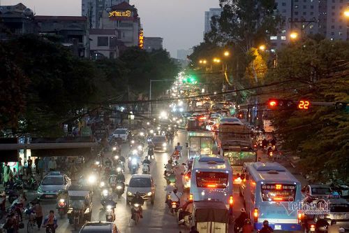 Thảm cảnh 'chôn chân' nửa ngày trên con đường đau khổ bậc nhất Hà thành
