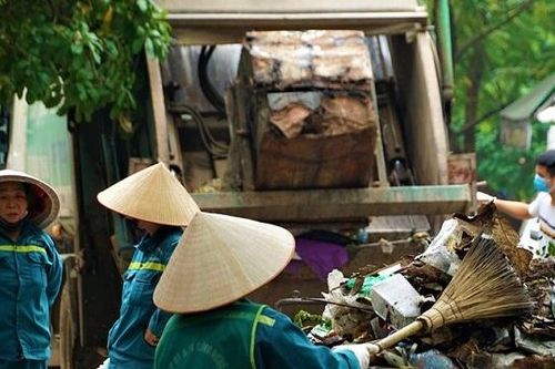 Công nhân rác đình công, cả một phường 'ngập trong mùi thối'