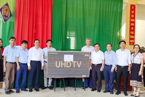 Ban Dân vận Tỉnh ủy trao gần 750 chiếc áo ấm cho học sinh nghèo Tương Dương