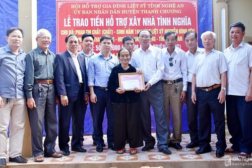 Trao 100 triệu đồng hỗ trợ xây nhà tình nghĩa cho thân nhân liệt sỹ ở Thanh Chương