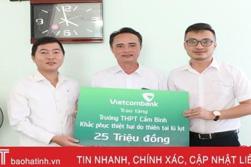 Vietcombank Hà Tĩnh hỗ trợ 125 triệu đồng cho các trường học vùng lũ