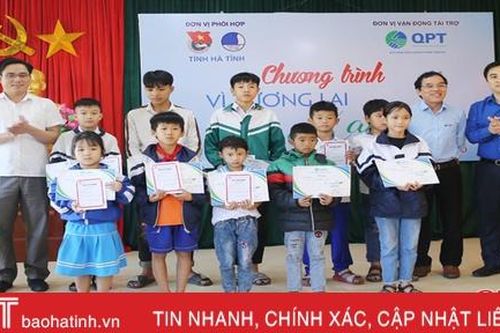 Tuổi trẻ Hà Tĩnh khâu nối nhiều phần quà, học bổng tới bà con vùng lũ