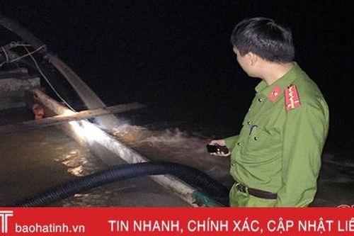 Bắt quả tang 2 đối tượng hút trộm cát trong đêm