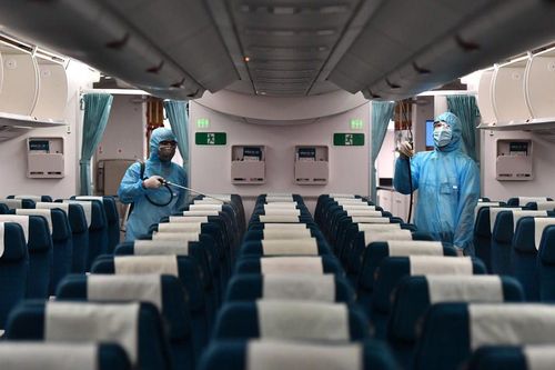 Phun khử trùng tàu bay chở khách quốc tế nhập cảnh để chống COVID-19