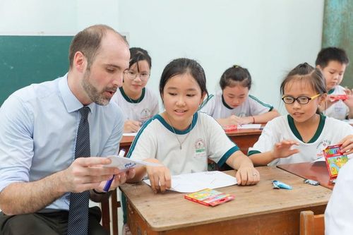 Tặng gần 3.300 đầu sách cho học sinh tiểu học tỉnh Vĩnh Long
