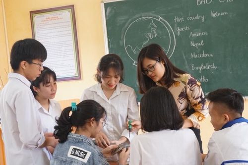 Tôn vinh Ngày Nhà giáo Việt Nam 20/11: 'Người lái chuyến đò tri thức'