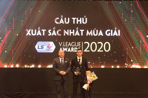V-League 2020: Tiền đạo Văn Quyết giành giải Cầu thủ xuất sắc nhất