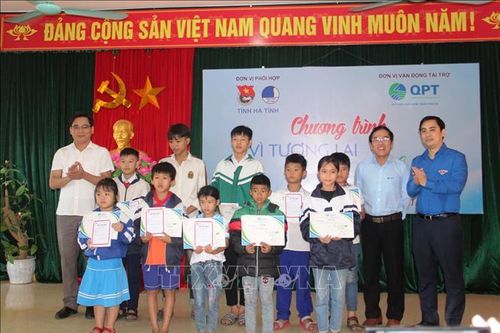 Trao học bổng cho học sinh vùng lũ có hoàn cảnh khó khăn