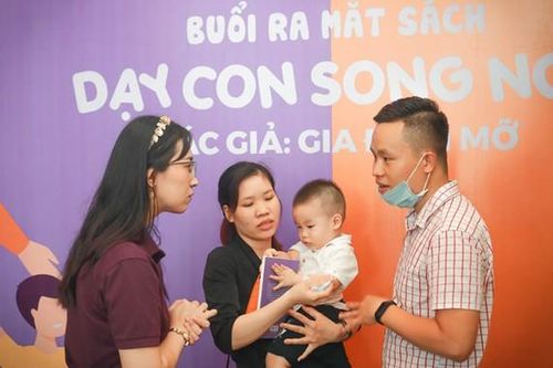 Ra mắt cuốn sách 'Dạy con song ngữ'