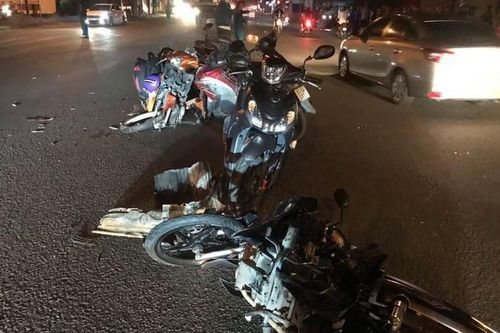 Ô tô 7 chỗ tông hàng loạt xe máy đang dừng chờ đèn đỏ ở TP.HCM khiến nhiều người bị thương nặng