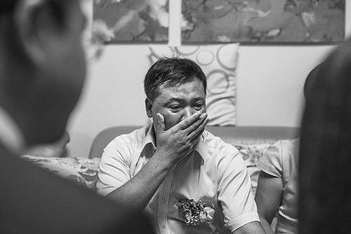 Cựu nữ sinh 'trường NEU' về thăm nhà, rơi nước mắt khi nhìn thấy nồi cơm đã mốc và câu chuyện phía sau