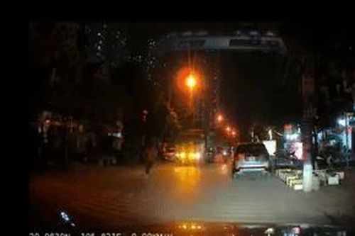 Clip: Hốt hoảng cảnh người đàn ông cởi trần bất ngờ lao thẳng vào trước đầu xe tải rồi nằm lăn ra đất
