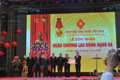 Hiệp hội Làng nghề Việt Nam đón nhận Huân chương Lao động hạng Ba