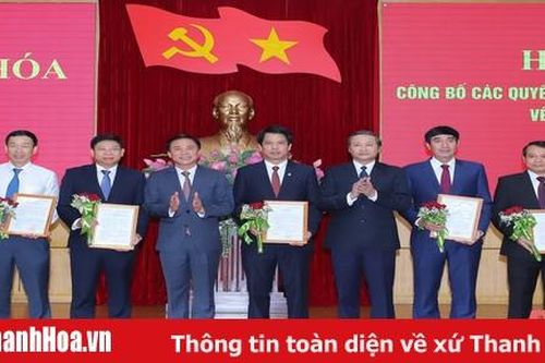 Trao Quyết định về công tác cán bộ cho các đồng chí Ủy viên Ban Thường vụ Tỉnh ủy, Ủy viên ban chấp hành Đảng bộ tỉnh Thanh Hóa khóa XIX