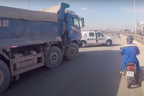 Tài xế xe ben húc vào xe cảnh sát giao thông rồi bỏ chạy