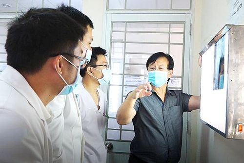 'Truyền nghề' cho bác sĩ trẻ