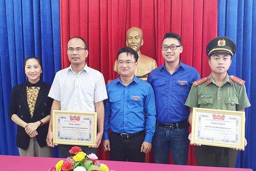 Tỉnh Đoàn Gia Lai tặng bằng khen gương người tốt, việc tốt cho 2 tập thể