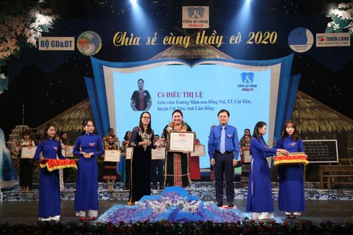 Nữ giáo viên người Châu Mạ tham gia Chương trình ''Chia sẻ cùng thầy cô'' năm 2020