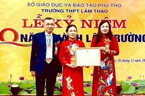 Kỷ niệm 38 năm ngày Nhà giáo Việt Nam và đón nhận Cờ đơn vị dẫn đầu phong trào thi đua của Bộ Giáo dục và Đào tạo