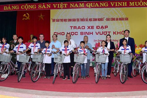 Đoàn cựu học sinh An ninh miền Nam E1171 tặng xe đạp cho học sinh xã Tân Trào