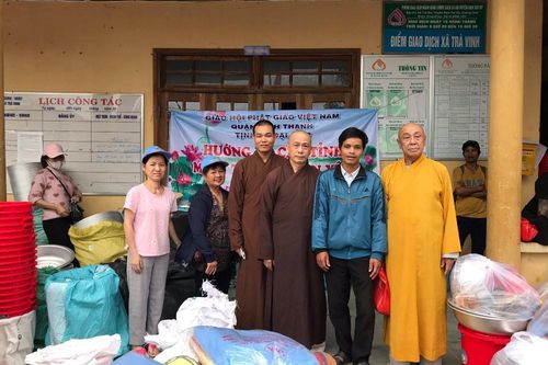 Chùa Quan Âm, TX.Đại Giác trao quà đến bà con vùng lũ