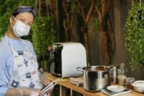 Thanh niên Đông Nam Á bán hàng trực tuyến