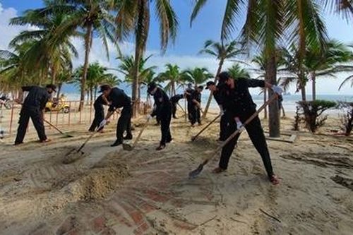 Xung kích giúp dân khắc phục hậu quả bão số 13