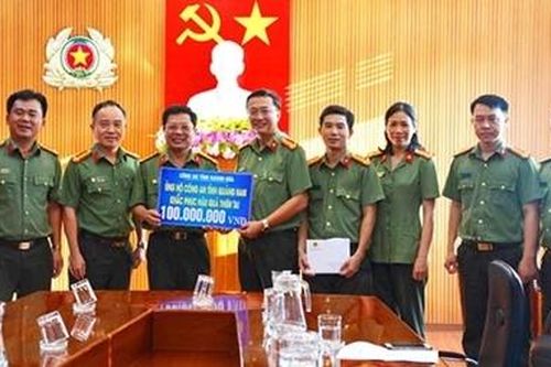 Thăm, tặng quà Công an Quảng Nam