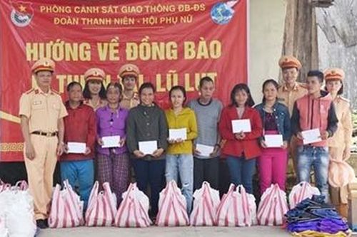 Nhiều phần quà đến với bà con vùng cao
