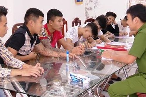 Triệu tập nhóm thanh niên đập phá hai quán ăn ở Vĩnh Long