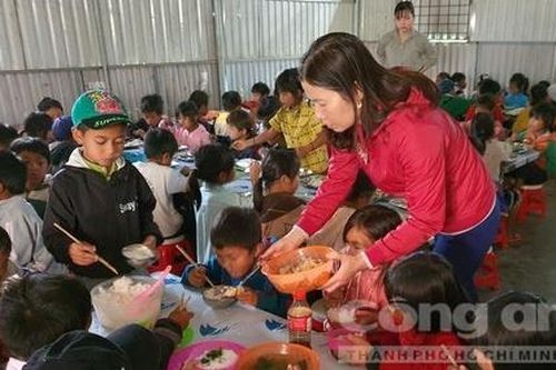 Những thầy cô góp gạo, thổi cơm 'dụ' học sinh vùng cao đến trường