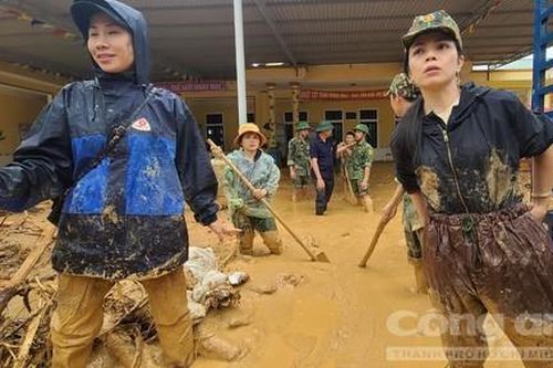Vừa dạy học vừa chống bão, dọn dẹp bùn lũ