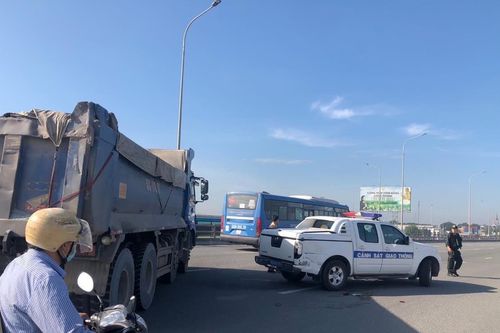 Xe ben 'chạy trốn' ép xe CSGT trên cầu Đồng Nai