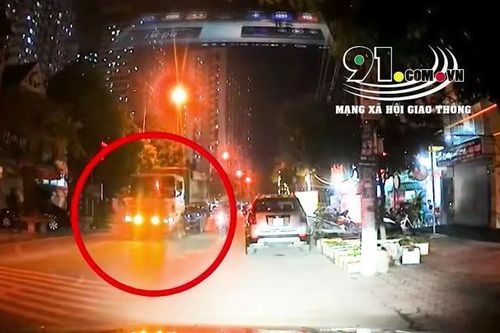 Người đàn ông cởi trần, gào thét rồi nhảy vào đầu xe tải ở Hà Nội