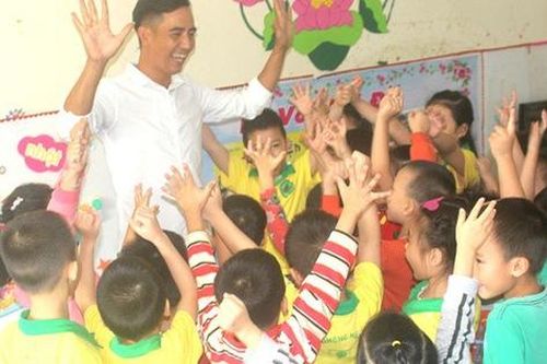 Chuyện chưa kể về sự cố bất ngờ của thầy giáo mầm non hiếm hoi ở Hải Dương trong ngày đầu nhập học
