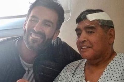 Maradona suýt chết vì tụ máu não
