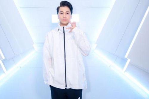 Karik mặc đồ kín bưng, thủ môn Bùi Tiến Dũng hội ngộ đồng đội Tiến Linh tại sự kiện