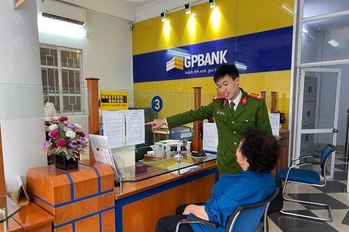 Nhân viên ngân hàng cảnh giác, phối hợp cùng lực lượng Công an ngăn chặn vụ lừa đảo 400 triệu đồng